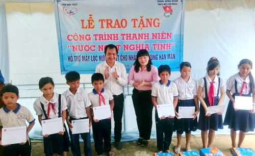 Trao quà cho các em học sinh vượt khó học tốt của xã Tân Phú, huyện Tân Phú Đông